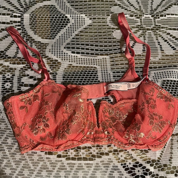Victoria’s Secret 32 D Dream Angels push up without padding. Gently used. - Picture 2 of 6